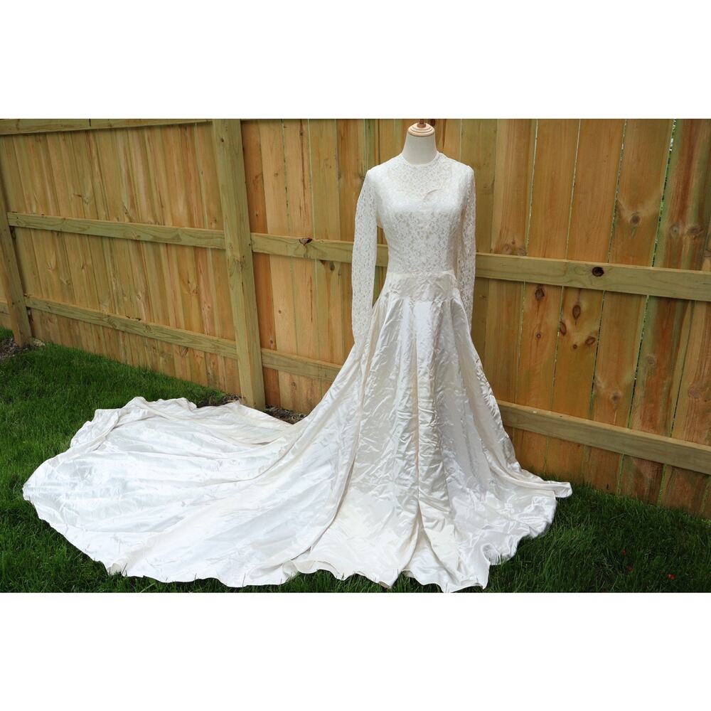 Vintage 40s 50s Lace Wedding Dress Matching Veil & Cathedral Train Ivory Bridal